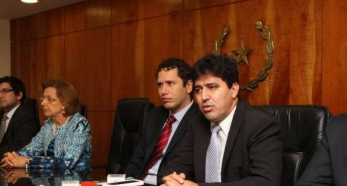 Juez rechazó documento por falta de datos del demandado y errores gramaticales
