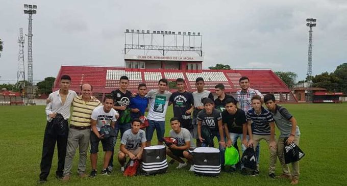 El “Papa Noel” de Junior Alonso repartió regalos en las inferiores