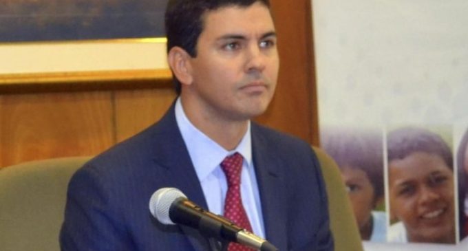 Critican silencio de Santiago Peña sobre otorgamiento de “favores” en entes públicos