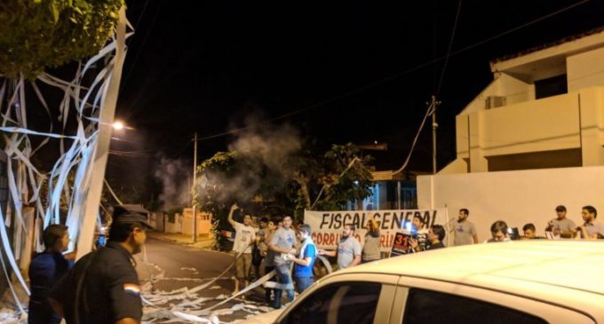 Escrachan al Fiscal General “adornando” su casa con papel higénico