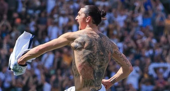 Zlatan debuta con doblete y remontada