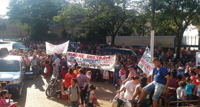Manifestación de apoyo de madres solteras a Marito Abdo frente al PC