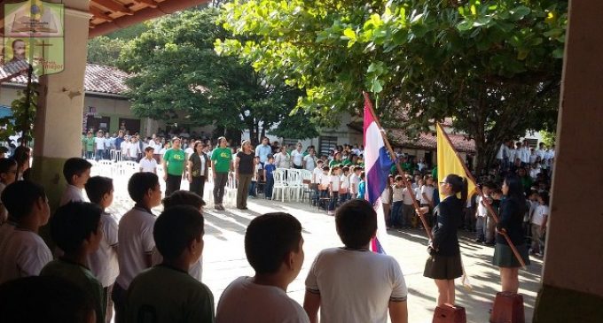 En medio de desidia educativa, docentes celebran Día del Maestro