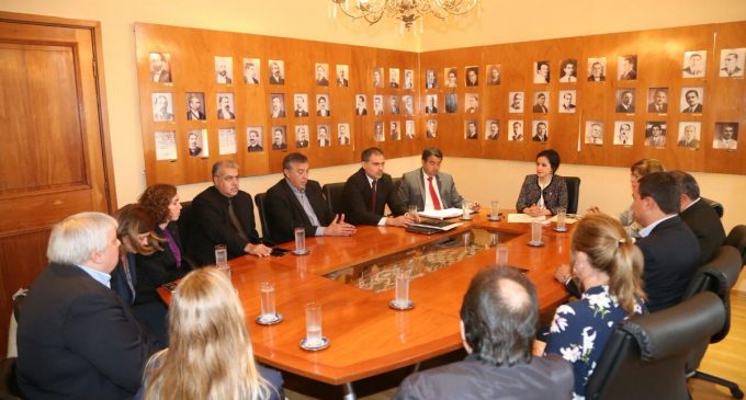 Hacienda promete pago de deudas a farmacéuticos