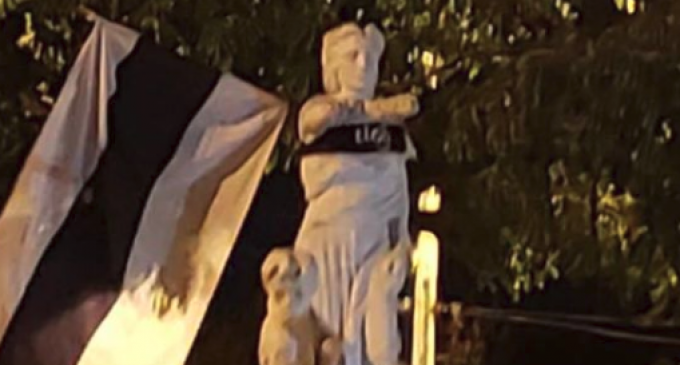 Indignación por remera franjeada en monumento de Acosta Ñu