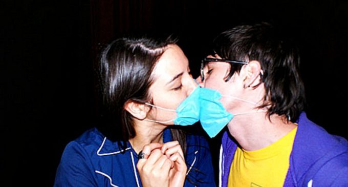 Si tu pareja está con gripe ¡no la beses!