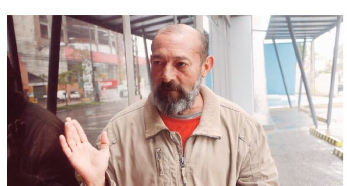 Cuidacoches se manifiestan frente a casa de Marito