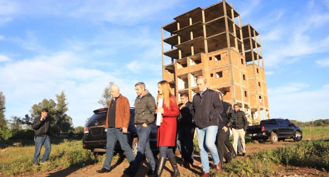Marito Abdo recorrió complejo de Senavitat y promete más casas