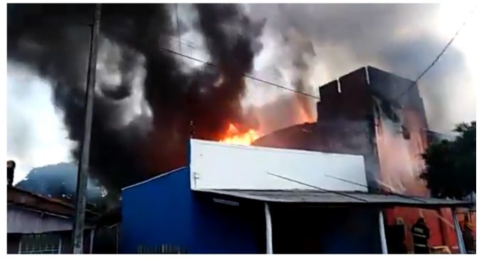 Voraz incendio consume local comercial en Pedro Juan Caballero