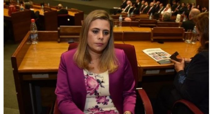 Kattya González: “Le di la espalda porque Cartes viola la Constitución”