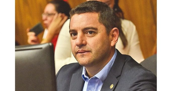 Suma otro pedido de juicio político a Pedro Alliana