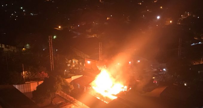 Incendio consume carpintería