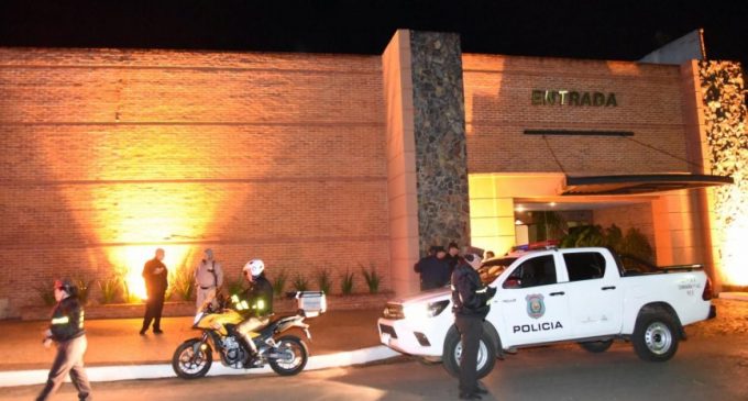 Atropelló a un agente y se escondió en un motel