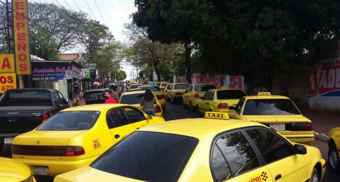 Taxistas de Ypané cierran ruta Acceso Sur en protesta contra cambio de sentido de calles