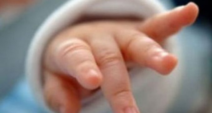 Menor lanzó al fuego a su bebé de 5 meses