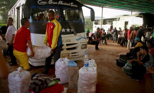Centenares de venezolanos sobreviven en las calles de Brasil