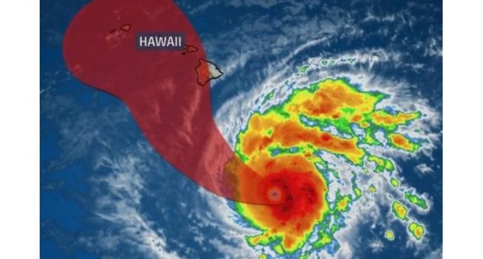El huracán Lane desata inundaciones y deslaves mientras se acerca a Hawai