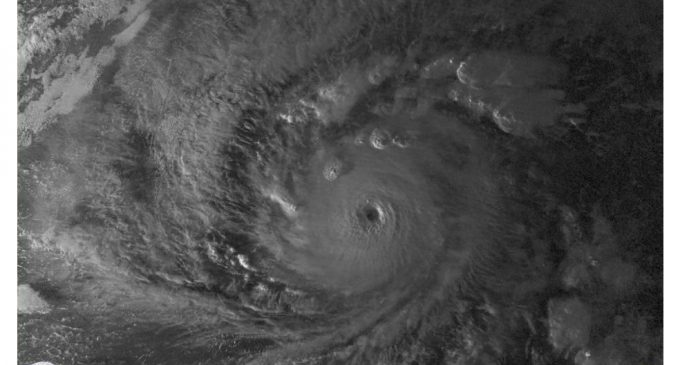 Poderoso huracán Lane se debilita camino a Hawái, aunque amenaza continúa