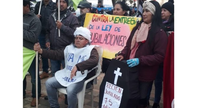 Manifestantes marchan por el microcentro en rechazo a Superintendencia de Jubilaciones