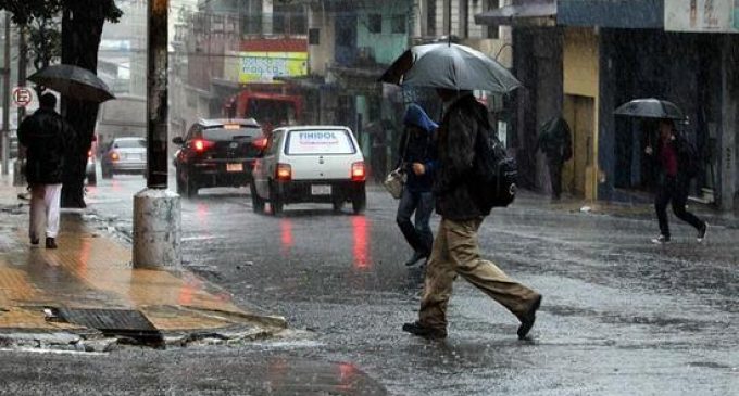 Anuncian lunes frío y con lloviznas
