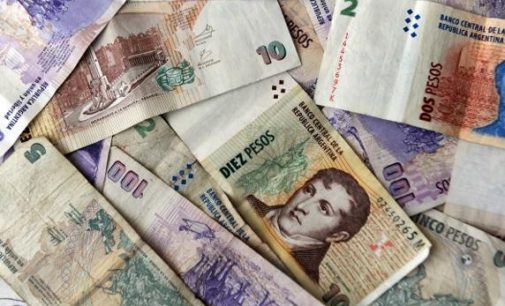 Argentina sube la tasa de interés al 60% ante el desplome del peso
