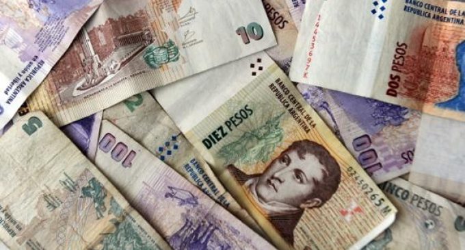 Argentina sube la tasa de interés al 60% ante el desplome del peso