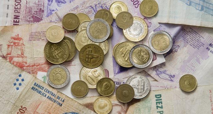 Por primera vez en toda la historia, el peso uruguayo vale más que el argentino