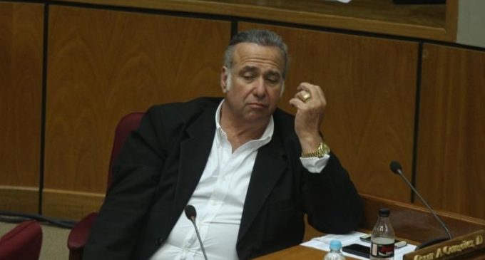 Senadores juntan firmas para tratar pérdida de investidura de González Daher