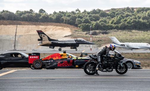 Increíble carrera entre autos deportivos, aviones y una moto