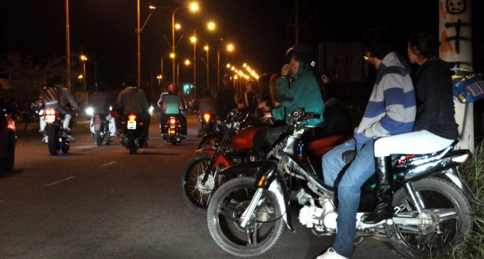 Concejal capitalino propone que solo una persona circule por moto durante las noches