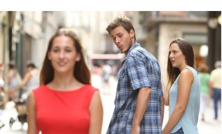 Suecia: El viral meme del “novio distraído” cae bajo la mirada de las autoridades