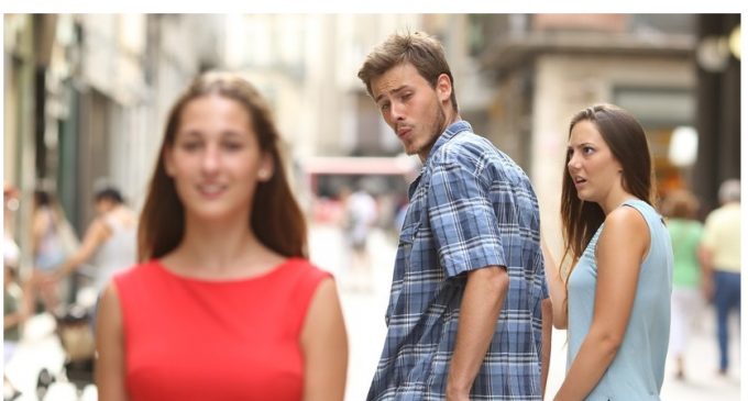 Suecia: El viral meme del “novio distraído” cae bajo la mirada de las autoridades