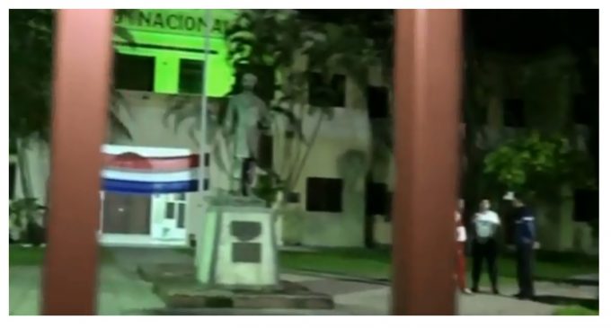 Alumnos toman Colegio Nacional de la Capital en protesta de prohibición de banda lisa