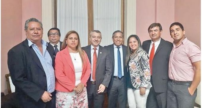 Funcionarios públicos piden ganar más y trabajar menos