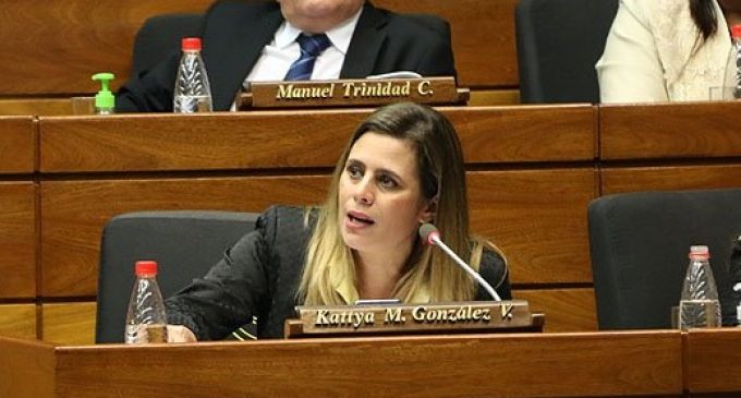 Kattya anuncia “zapatillazos” si vuelven a dejarla “plantada” en sesión