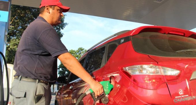 Emblemas privados también bajarán precios de combustibles
