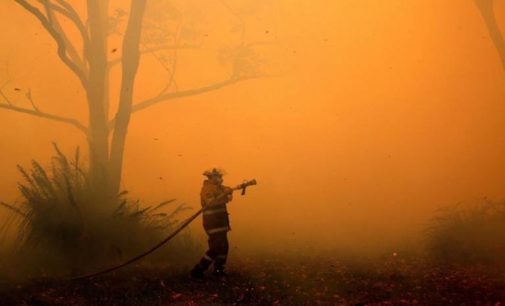 Calor extremo y fuertes vientos avivan incendios forestales en Australia