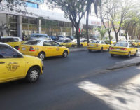 Taxistas inician “enjambre amarillo” en protesta contra MUV y Uber