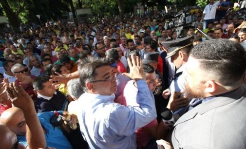 Taxistas agredieron y golpearon a periodista durante manifestación