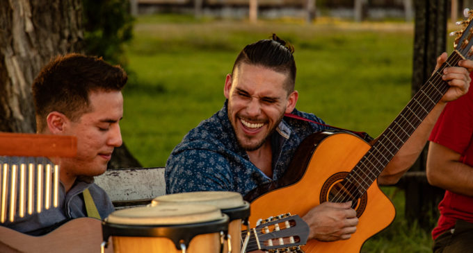 ¡Néstor Ló y Los Caminantes anuncian estreno del videoclip de su éxito Mamáma!