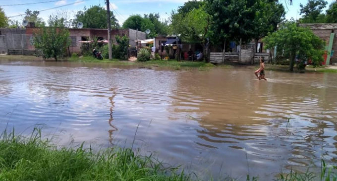 Intensas lluvias y fuertes vientos azotan norte argentino