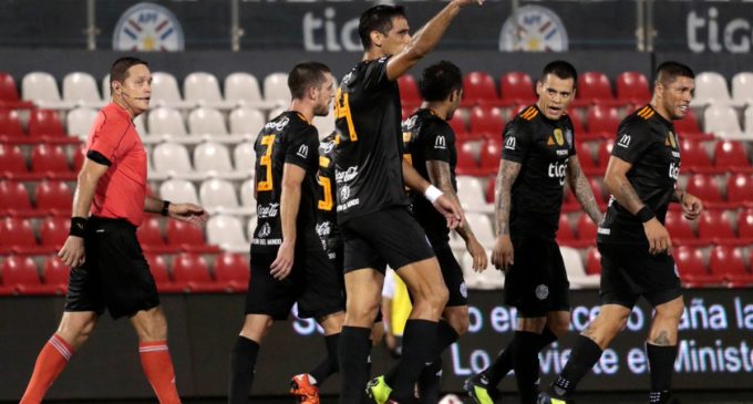 Olimpia se quedó con el clásico blanco y negro