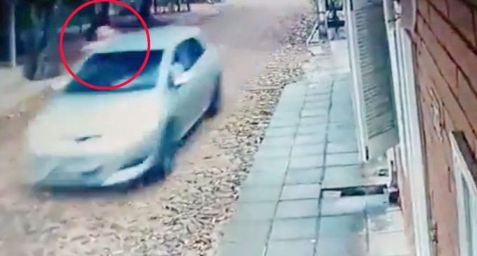 Transporte escolar atacado se detuvo y siguieron los disparos