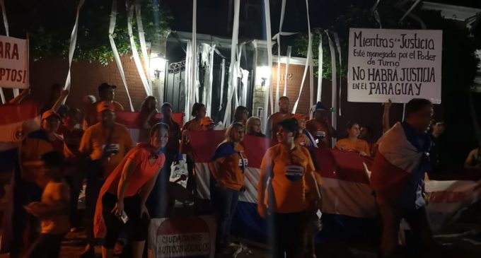 Enorme escrache frente a casa de Enrique Bacchetta exigiendo su renuncia
