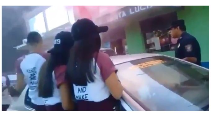 Policía paternal: Suboficial obliga a estudiantes a ingresar a colegio durante alocado festejo de “UPD”