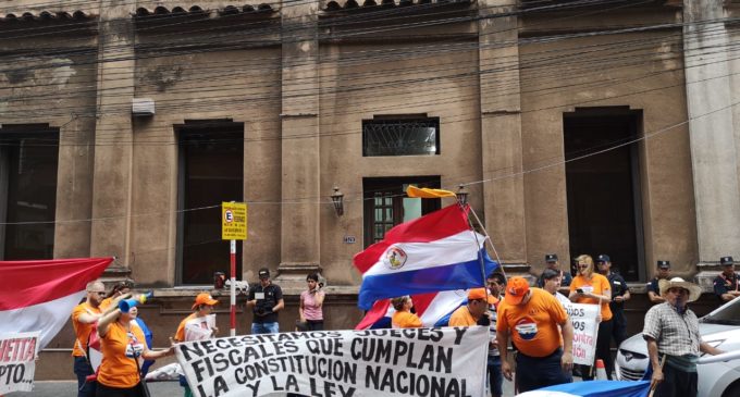 Manifestantes piden renuncia de Bacchetta frente al JEM