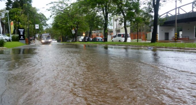 Campus de la UNA inundada por raudales