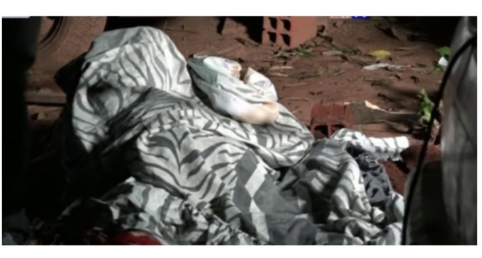 Un feminicidio más: Encontraron el cadáver de una mujer enterrado en el patio de su casa