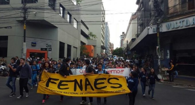 FENAES exige solución para docentes sin rubros
