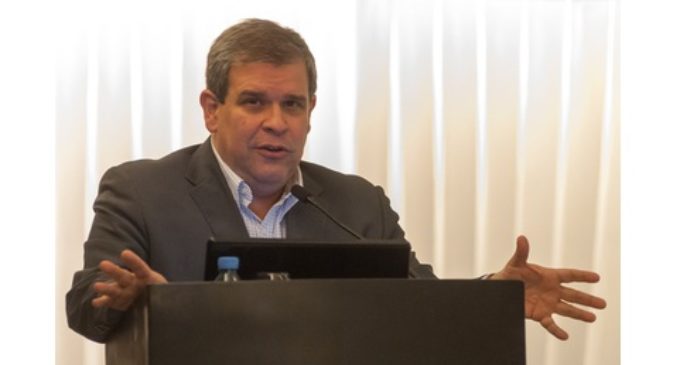 Economista sugiere conjunto de herramientas para combatir la recesión económica